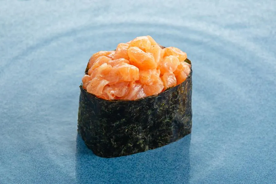 Суши с острым лососем